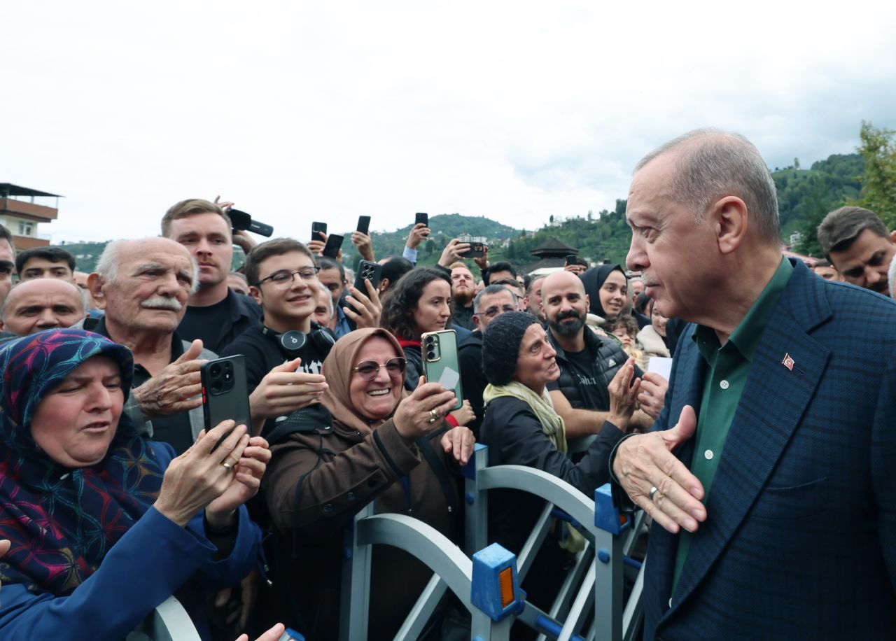 Erdoğan’a Rize’de sevgi seli! Cuma namazı sonrası vatandaşlarla sohbet etti 1