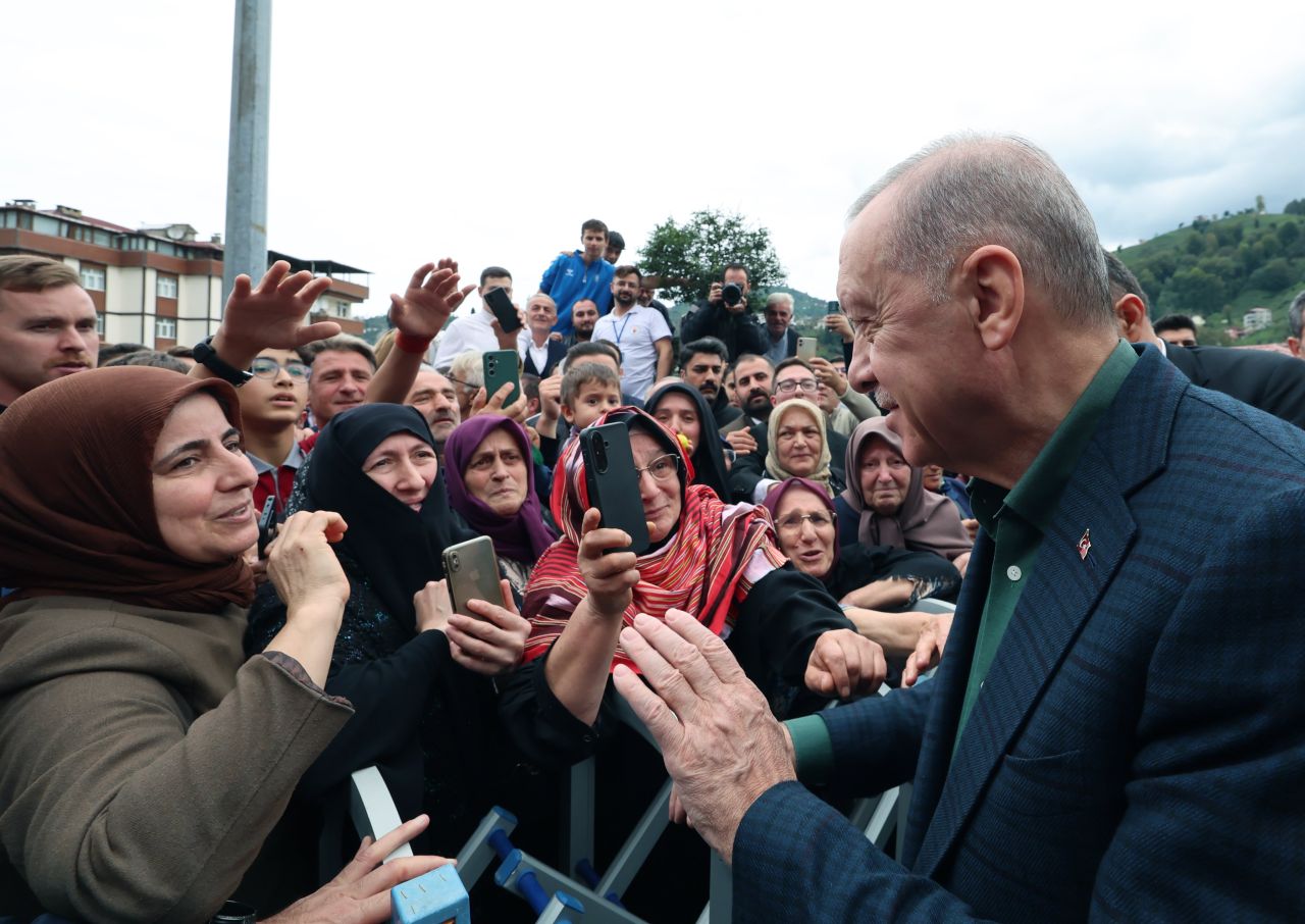 Erdoğan’a Rize’de sevgi seli! Cuma namazı sonrası vatandaşlarla sohbet etti 2
