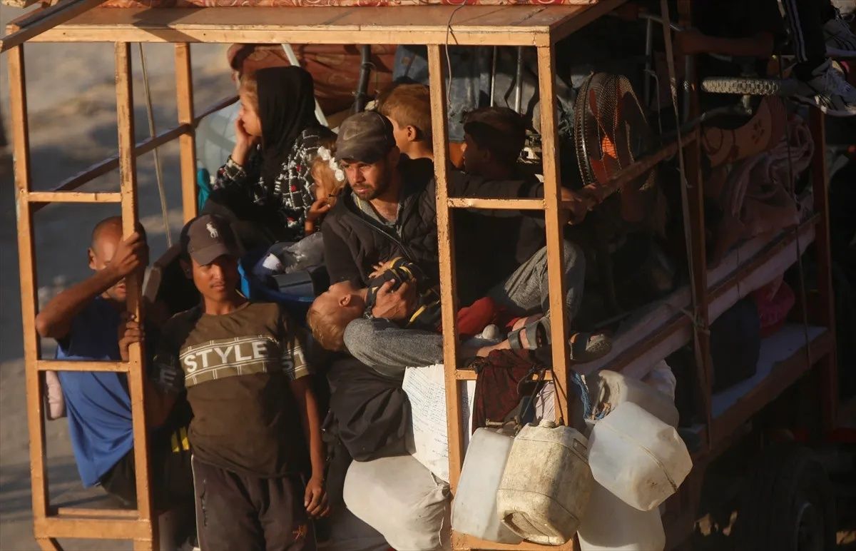 Gazze’de ateşkes sonrası büyük dönüş: Filistinliler Reşid Caddesi’nde umut yürüyüşünde! "Bir oda bile olsa kendi evimizde olmak en iyisi” 19