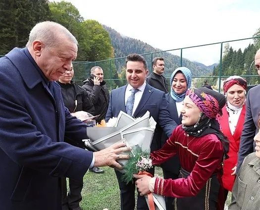 Cumhurbaşkanı Erdoğan memleketi Rize’de! Komşularıyla sohbet etti, Ayder’de incelemelerde bulundu 12