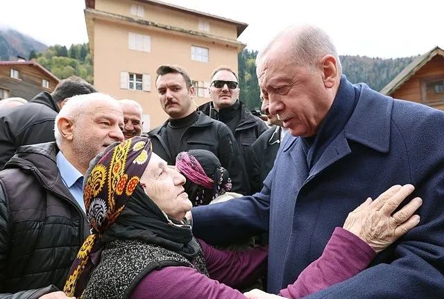 Cumhurbaşkanı Erdoğan memleketi Rize’de! Komşularıyla sohbet etti, Ayder’de incelemelerde bulundu 1