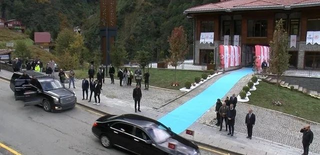 Cumhurbaşkanı Erdoğan memleketi Rize’de! Komşularıyla sohbet etti, Ayder’de incelemelerde bulundu 14