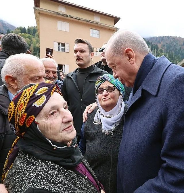 Cumhurbaşkanı Erdoğan memleketi Rize’de! Komşularıyla sohbet etti, Ayder’de incelemelerde bulundu 6