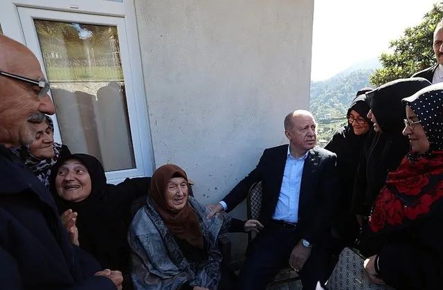 Cumhurbaşkanı Erdoğan memleketi Rize’de! Komşularıyla sohbet etti, Ayder’de incelemelerde bulundu 10