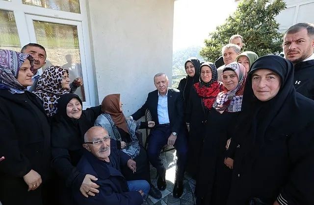 Cumhurbaşkanı Erdoğan memleketi Rize’de! Komşularıyla sohbet etti, Ayder’de incelemelerde bulundu 11