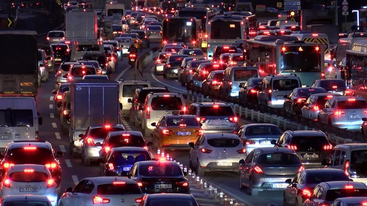 Resmen çile! İstanbul'da trafik kilit! İşte en yoğun güzergahlar... 3