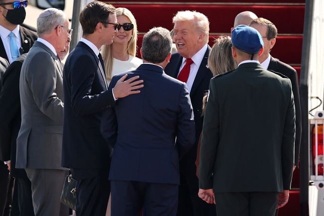 Donald Trump, İsrail Parlamentosu'nda anı defterini imzaladı! "Yeni bir başlangıç" 5
