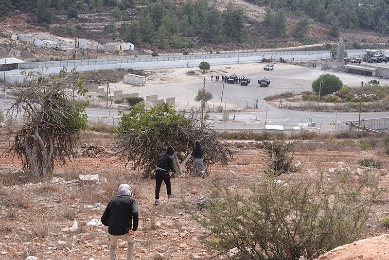 Takas provokasyonu! İsrail ordusu mahkumları bekleyen Filistinlilere saldırdı: Bir genç gerçek mermiyle vuruldu 2