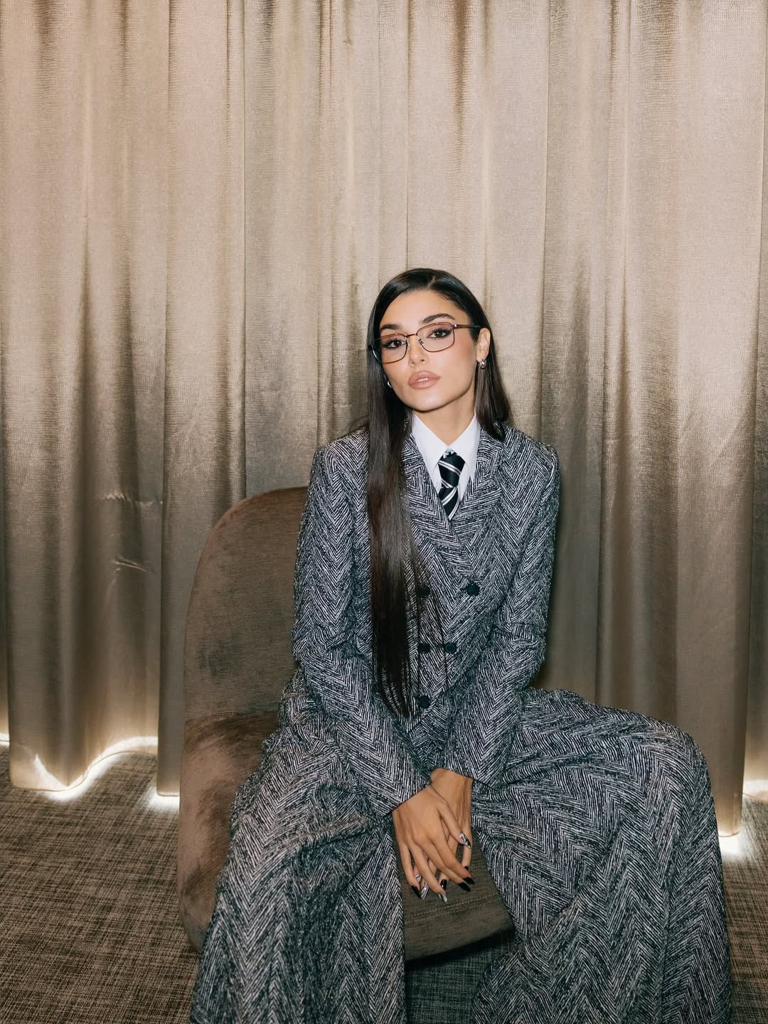 Hande Erçel, photoshop'un dozunu fazla kaçırdı! Bacak boyunun uzunluğu dikkatlerden kaçmadı 2