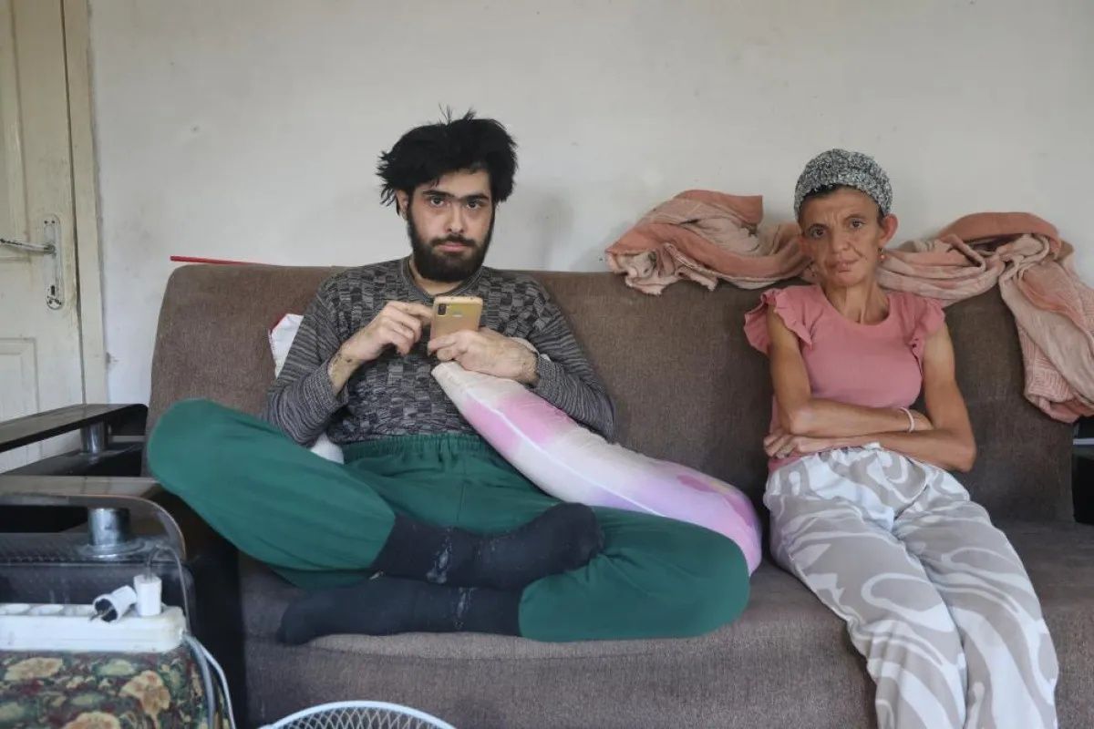 “Oğlum üç yıldır banyo yapmıyor” Telefon bağımlısı gencin annesinden yardım çağrısı! "Sürekli elinde telefon var" 1