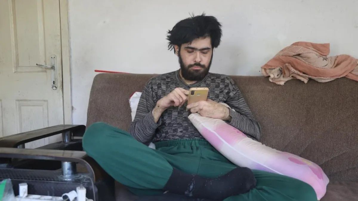 “Oğlum üç yıldır banyo yapmıyor” Telefon bağımlısı gencin annesinden yardım çağrısı! "Sürekli elinde telefon var" 5
