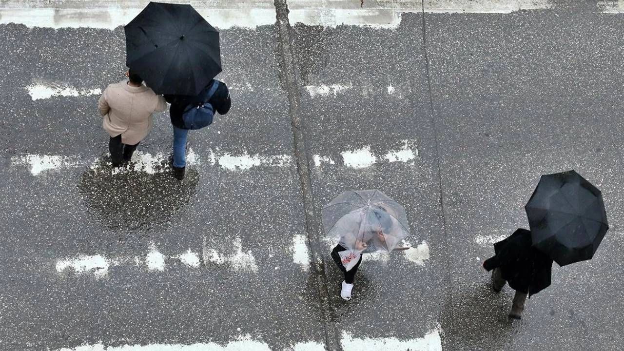 Sıcaklıklar düşüyor... Meteoroloji’den İstanbul için sağanak yağış uyarısı! İşte il il hava durumu tahmini 4