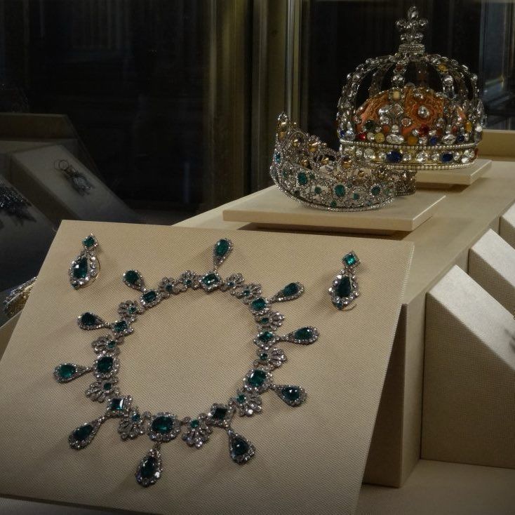 Louvre Müzesi soygunu nasıl gerçekleşti? Güpegündüz merdiven dayayıp görevli kılığında içeri girdiler! İşte 7 dakikalık şok soygunda çalınan paha biçilemez mücevherler 4