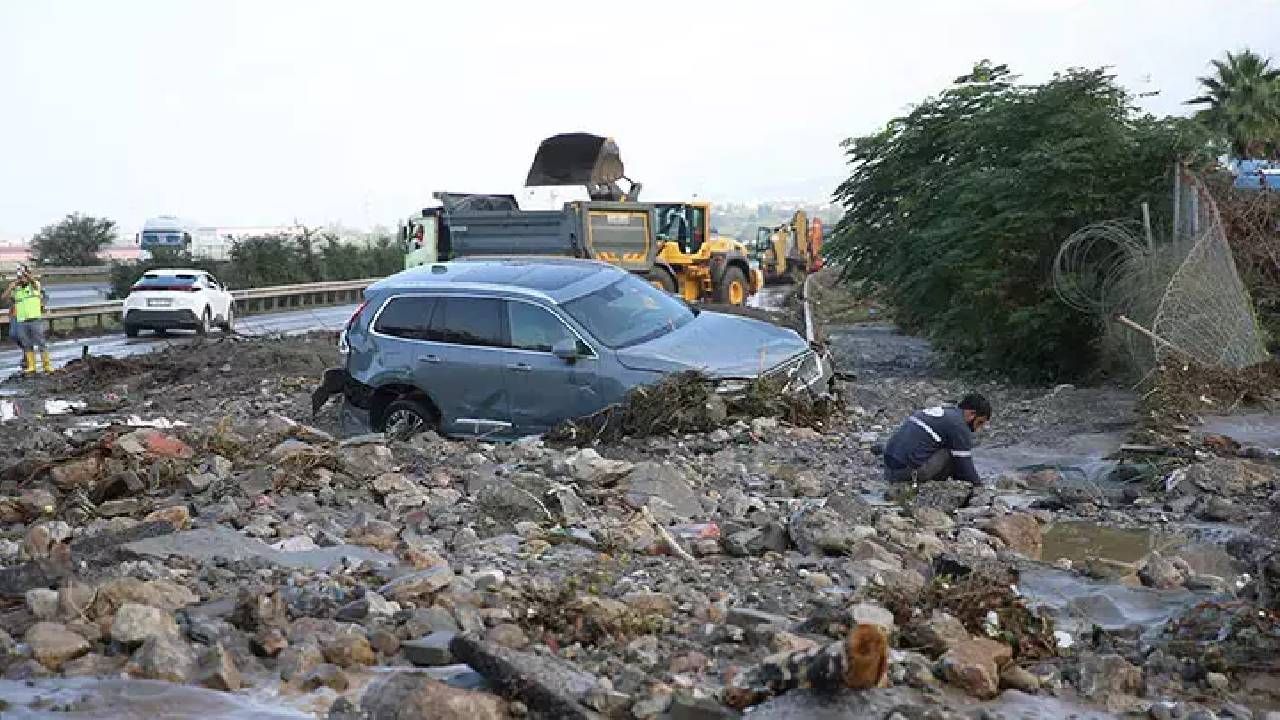 Hatay’da sel ve hortum kabusu! Toprakkale-İskenderun otoyolu kapandı, caddeler göle döndü 2