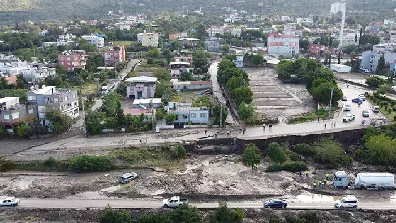 Hatay’da sel ve hortum kabusu! Toprakkale-İskenderun otoyolu kapandı, caddeler göle döndü 4