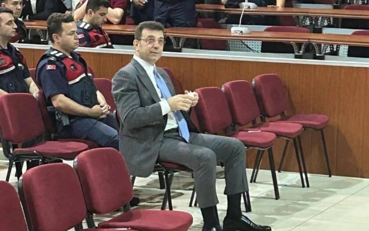 İmamoğlu diplomada sahtecilik davasında yine şov peşinde! CHP’liler barikat yıktı, İmamoğlu duruşmadan kaçtı! 1