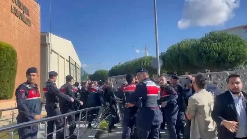 İmamoğlu diplomada sahtecilik davasında yine şov peşinde! CHP’liler barikat yıktı, İmamoğlu duruşmadan kaçtı! 3