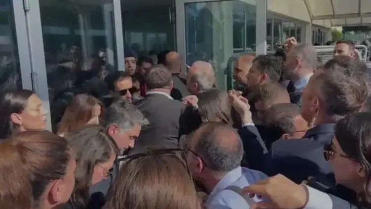 İmamoğlu diplomada sahtecilik davasında yine şov peşinde! CHP’liler barikat yıktı, İmamoğlu duruşmadan kaçtı! 4