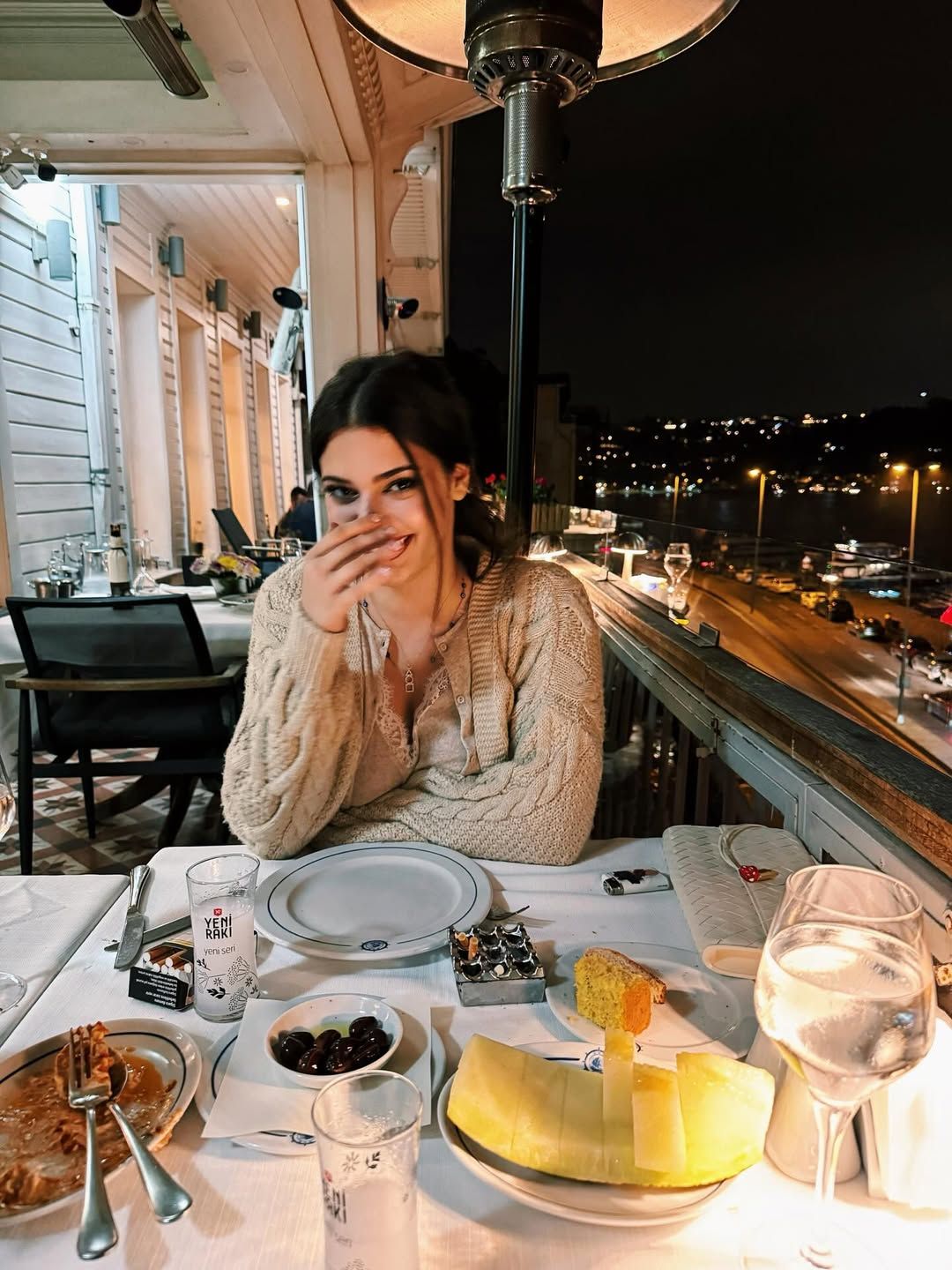 Derin Talu'nun sarı filtreli sigarası alay konusu oldu! "Dünyanın en eril kadını" 3