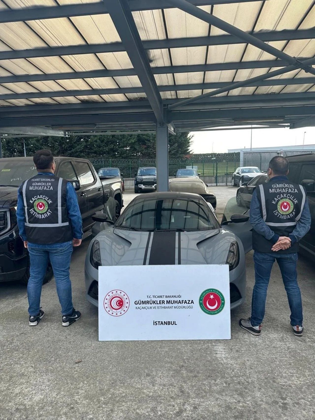 Değeri 288 milyon TL! Sahte fatura ile değeri düşürülen 10 lüks araca el konuldu 1