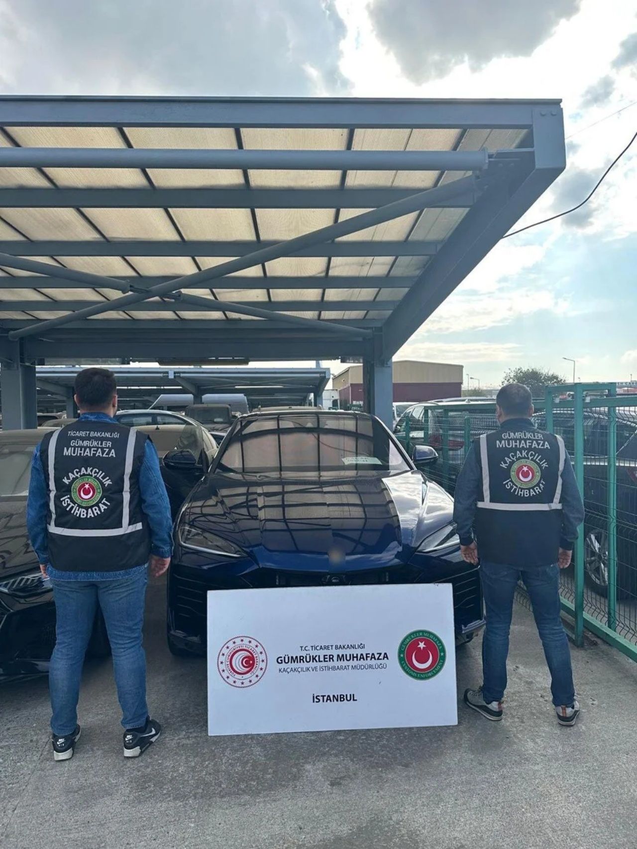 Değeri 288 milyon TL! Sahte fatura ile değeri düşürülen 10 lüks araca el konuldu 2