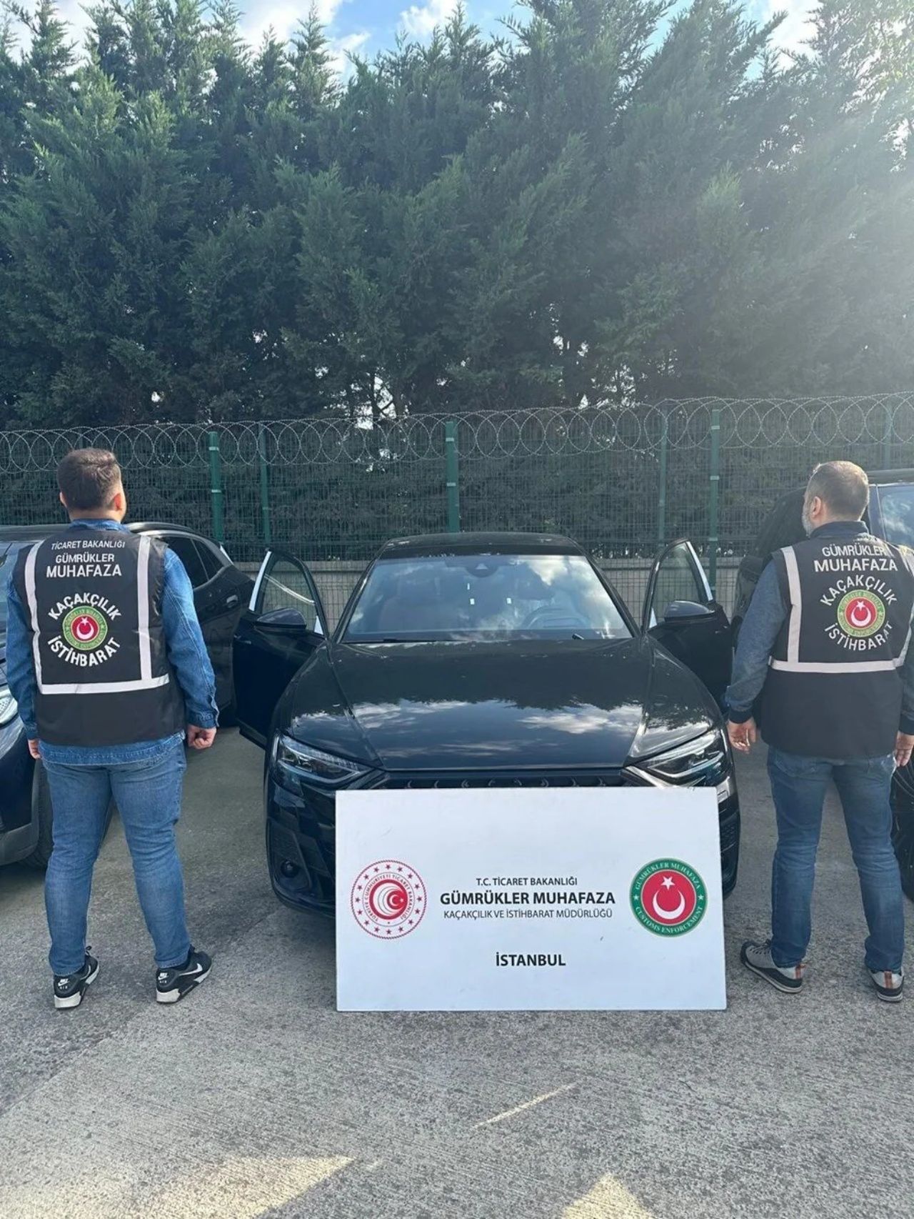 Değeri 288 milyon TL! Sahte fatura ile değeri düşürülen 10 lüks araca el konuldu 3