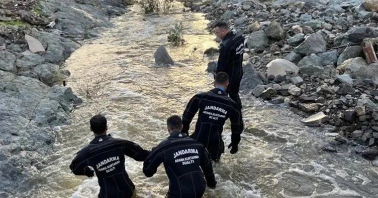 Foça’da sel felaketi! Metrekareye 155 kilo yağmur düştü, deniz taşkınla birleşti: 70 yaşındaki Bülent Kaptanoğlu aranıyor! Arabası bulundu... 2