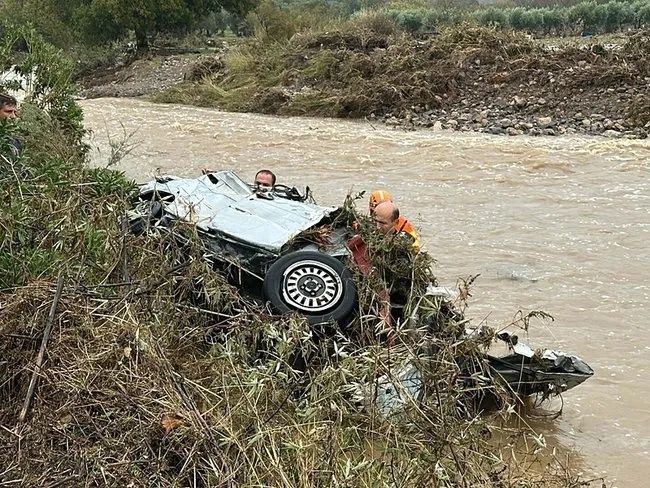 Foça’da sel felaketi! Metrekareye 155 kilo yağmur düştü, deniz taşkınla birleşti: 70 yaşındaki Bülent Kaptanoğlu aranıyor! Arabası bulundu... 4