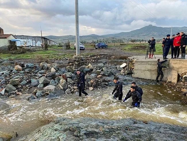 Foça’da sel felaketi! Metrekareye 155 kilo yağmur düştü, deniz taşkınla birleşti: 70 yaşındaki Bülent Kaptanoğlu aranıyor! Arabası bulundu... 6