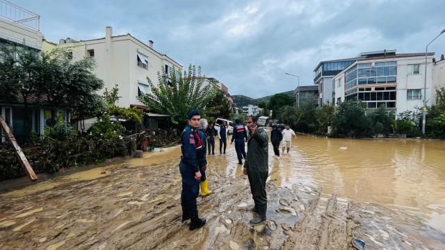 Foça’da sel felaketi! Metrekareye 155 kilo yağmur düştü, deniz taşkınla birleşti: 70 yaşındaki Bülent Kaptanoğlu aranıyor! Arabası bulundu... 5