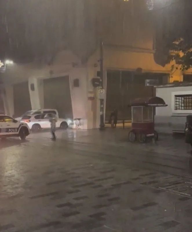 İstanbul’da sağanak hayatı felç etti! Vatan Caddesi’nde yol çöktü... 2