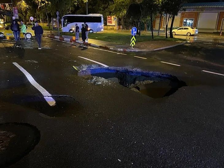 İstanbul’da sağanak hayatı felç etti! Vatan Caddesi’nde yol çöktü... 1