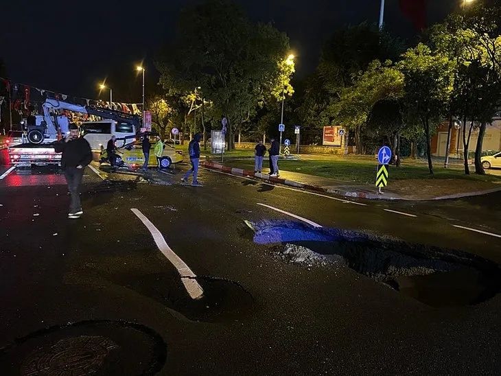 İstanbul’da sağanak hayatı felç etti! Vatan Caddesi’nde yol çöktü... 3