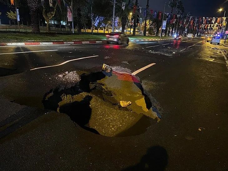 İstanbul’da sağanak hayatı felç etti! Vatan Caddesi’nde yol çöktü... 4