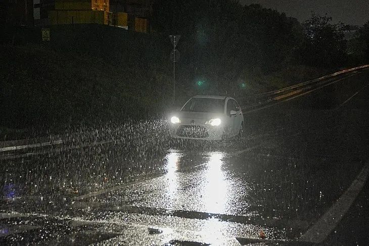 İstanbul’da sağanak hayatı felç etti! Vatan Caddesi’nde yol çöktü... 6