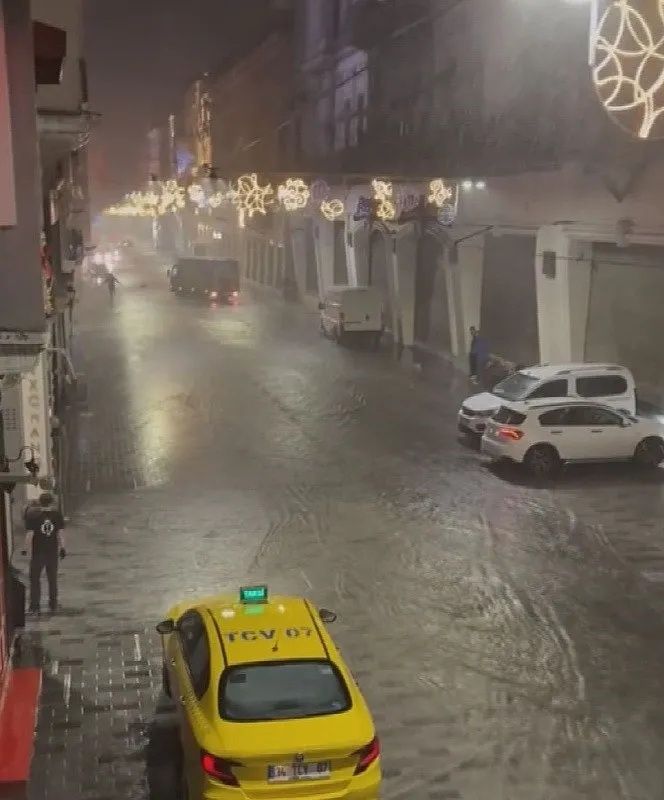 İstanbul’da sağanak hayatı felç etti! Vatan Caddesi’nde yol çöktü... 5