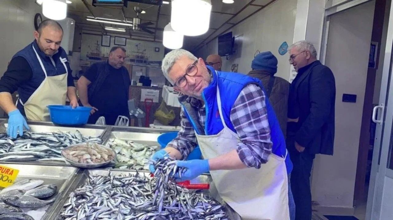 Hamsi bolluğu! Kilosu 50 TL'ye kadar düştü, tezgah önünde kuyruklar oluşuyor 1