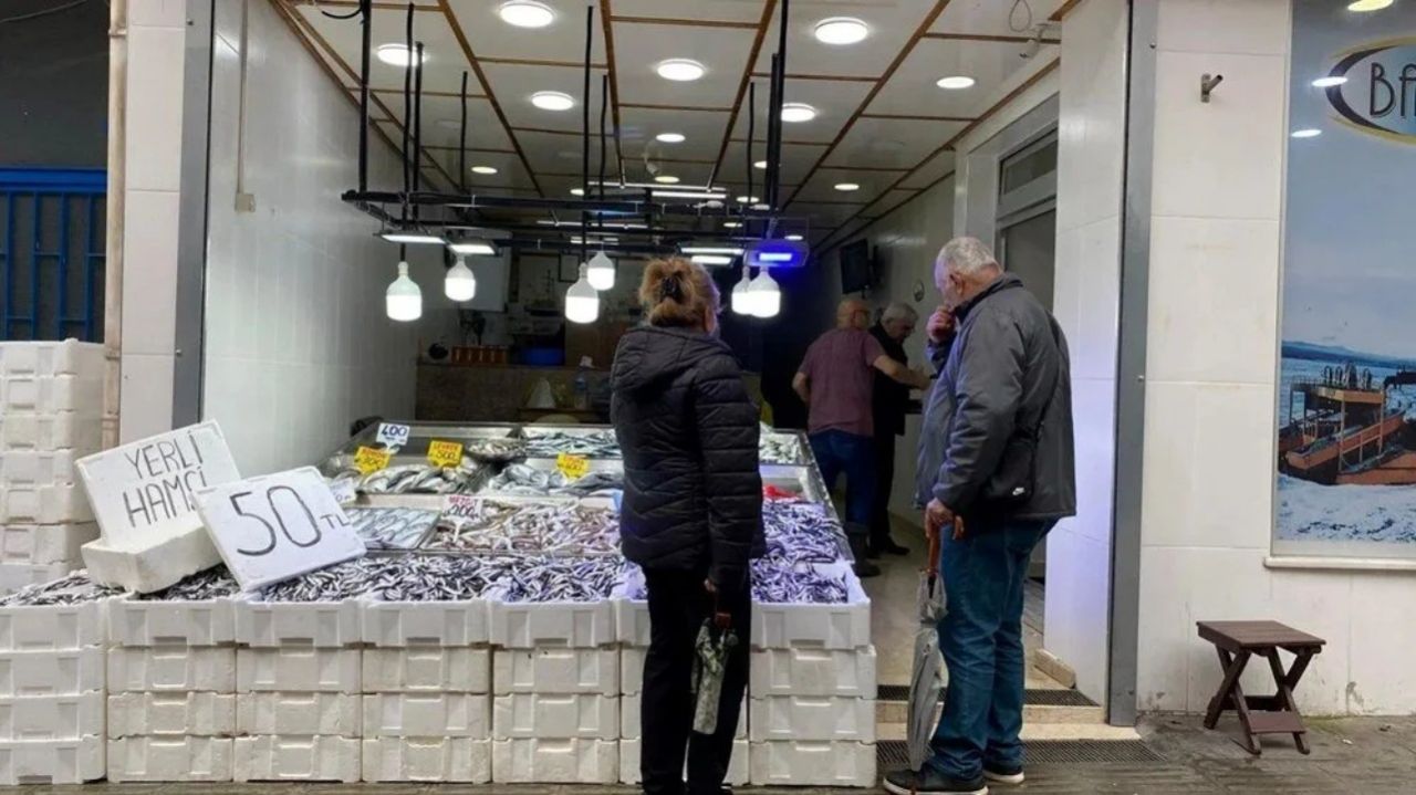 Hamsi bolluğu! Kilosu 50 TL'ye kadar düştü, tezgah önünde kuyruklar oluşuyor 2