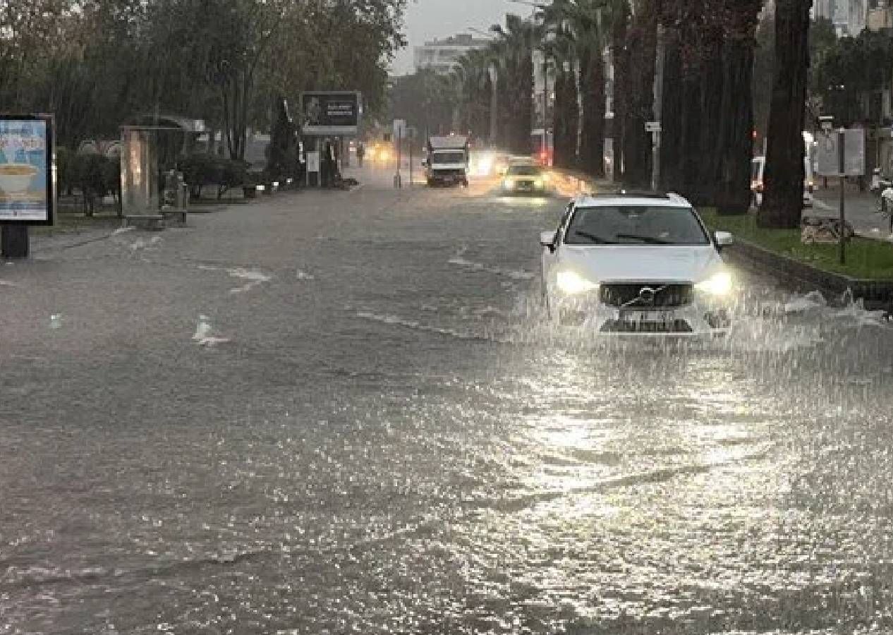 İstanbul’da kırmızı alarm! Fırtına ve ani sel kapıda! Sıcaklık 7 derece birden düşecek 4