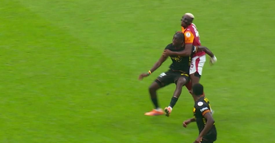 TRIO ekibi son noktayı koydu! Victor Osimhen'e yapılan harekette kırmızı kart doğru mu? "Tartışılacak bir şey yok" 6