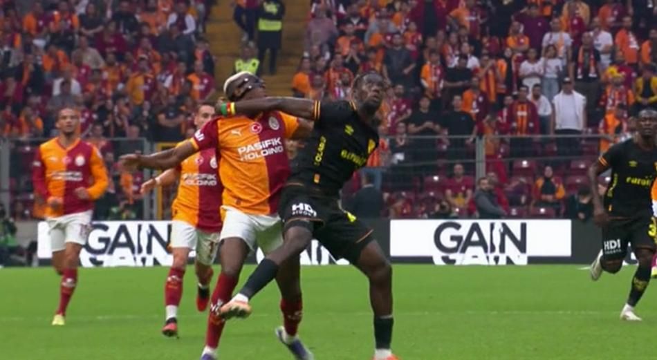 TRIO ekibi son noktayı koydu! Victor Osimhen'e yapılan harekette kırmızı kart doğru mu? "Tartışılacak bir şey yok" 3