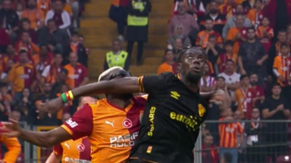 TRIO ekibi son noktayı koydu! Victor Osimhen'e yapılan harekette kırmızı kart doğru mu? "Tartışılacak bir şey yok" 2
