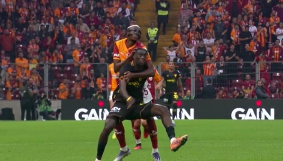 TRIO ekibi son noktayı koydu! Victor Osimhen'e yapılan harekette kırmızı kart doğru mu? "Tartışılacak bir şey yok" 5