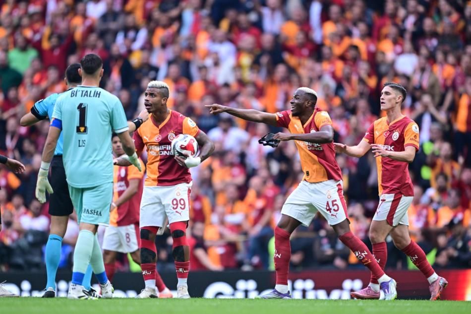 TRIO ekibi son noktayı koydu! Victor Osimhen'e yapılan harekette kırmızı kart doğru mu? "Tartışılacak bir şey yok" 1