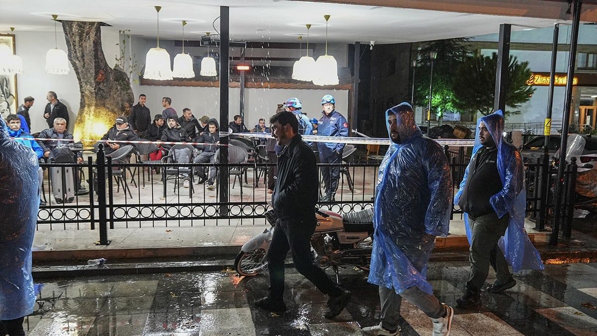 Balıkesir beşik gibi! 6.1'lik deprem sonrası 100'den fazla artçı meydana geldi... Bakan Yerlikaya Sındırgı'da! 3