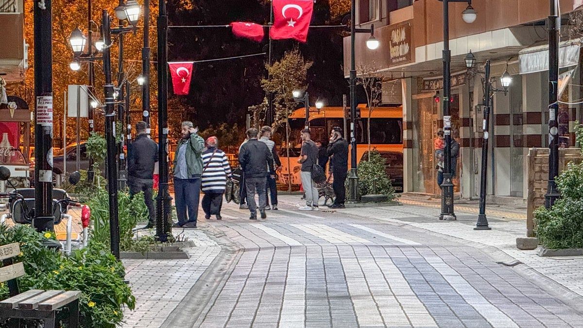 Balıkesir beşik gibi! 6.1'lik deprem sonrası 100'den fazla artçı meydana geldi... Bakan Yerlikaya Sındırgı'da! 1