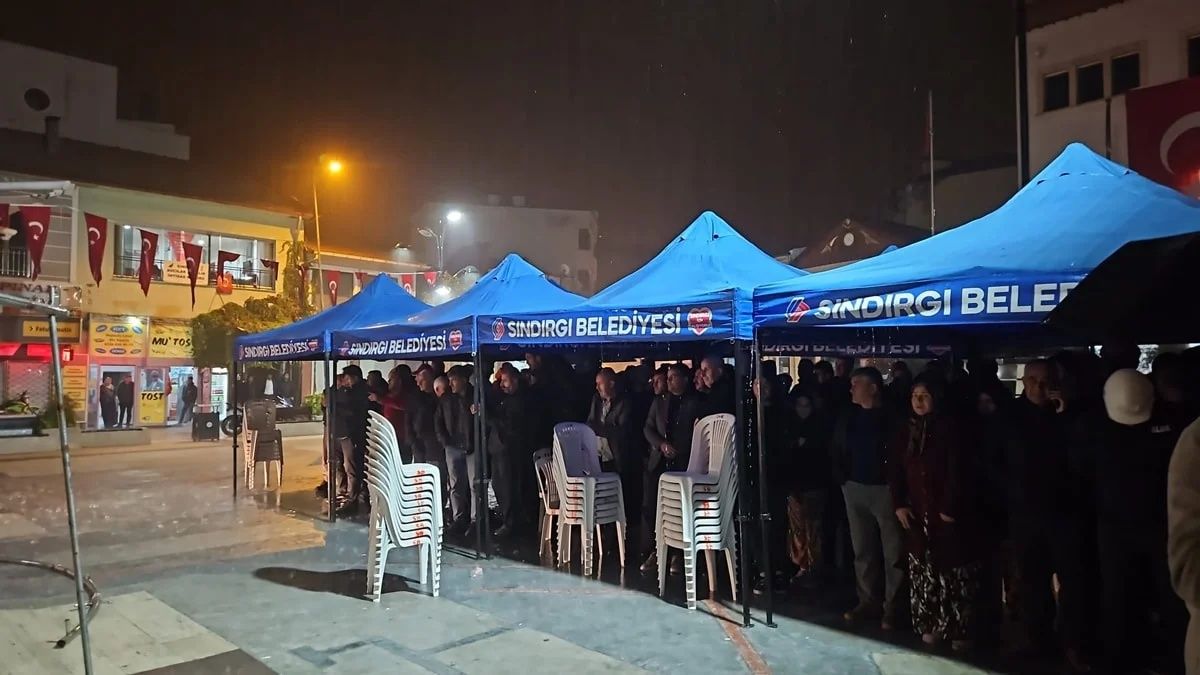 Balıkesir beşik gibi! 6.1'lik deprem sonrası 100'den fazla artçı meydana geldi... Bakan Yerlikaya Sındırgı'da! 5