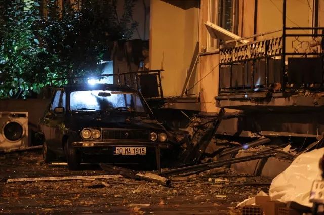 Balıkesir'de kabus gibi gece! 6.1'lik depremin hasarı gün ağarınca ortaya çıktı! İşte yıkım görüntüleri... 3