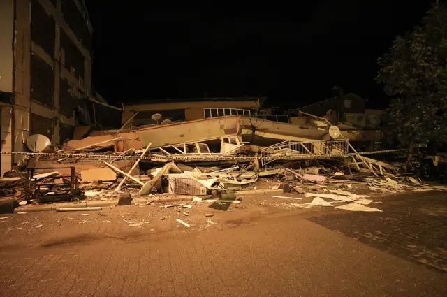 Balıkesir'de kabus gibi gece! 6.1'lik depremin hasarı gün ağarınca ortaya çıktı! İşte yıkım görüntüleri... 9