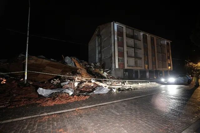 Balıkesir'de kabus gibi gece! 6.1'lik depremin hasarı gün ağarınca ortaya çıktı! İşte yıkım görüntüleri... 12
